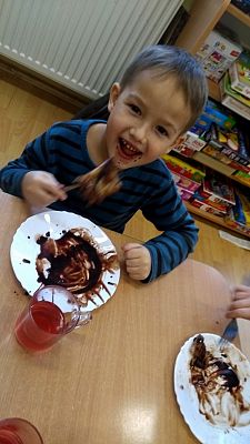 Grafika #24: Dzień brązowy u "Pszczółek"