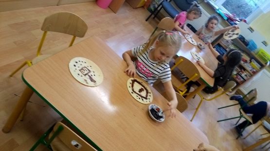 Grafika #6: Dzień brązowy u "Pszczółek"