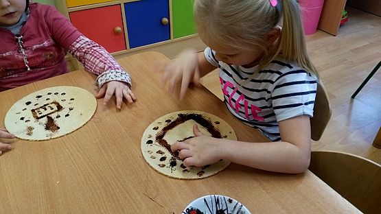 Grafika #8: Dzień brązowy u "Pszczółek"