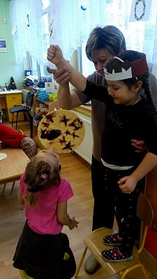 Grafika #12: Dzień brązowy u "Pszczółek"