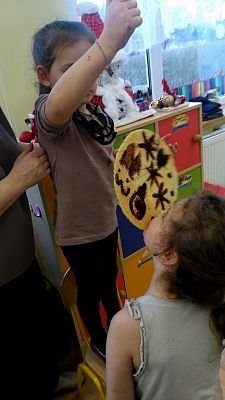 Grafika #13: Dzień brązowy u "Pszczółek"