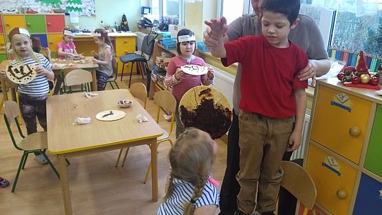 Grafika #15: Dzień brązowy u "Pszczółek"