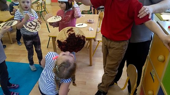 Grafika #16: Dzień brązowy u "Pszczółek"