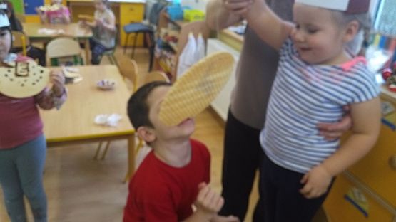 Grafika #17: Dzień brązowy u "Pszczółek"