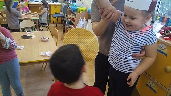 Grafika #18: Dzień brązowy u "Pszczółek"