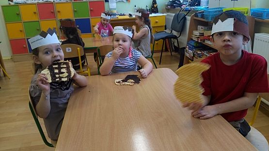 Grafika #21: Dzień brązowy u "Pszczółek"