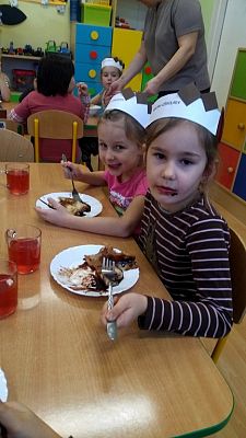 Grafika #22: Dzień brązowy u "Pszczółek"