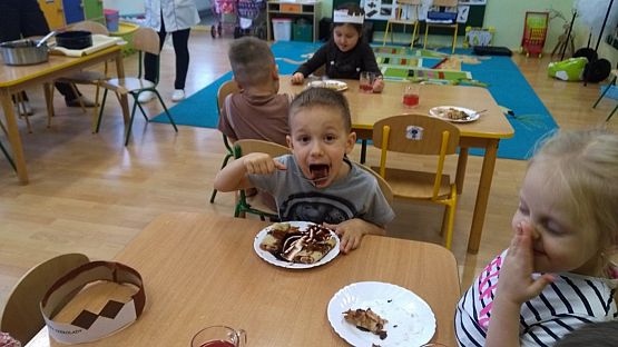 Grafika #23: Dzień brązowy u "Pszczółek"