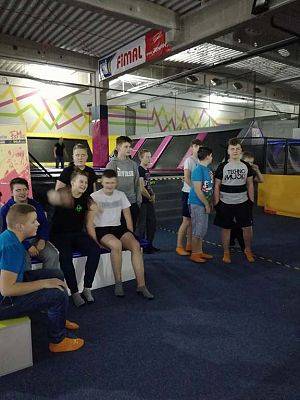 Grafika #1: Przedświąteczny wyjazd klas drugich gimnazjum do kina oraz Parku Trampolin