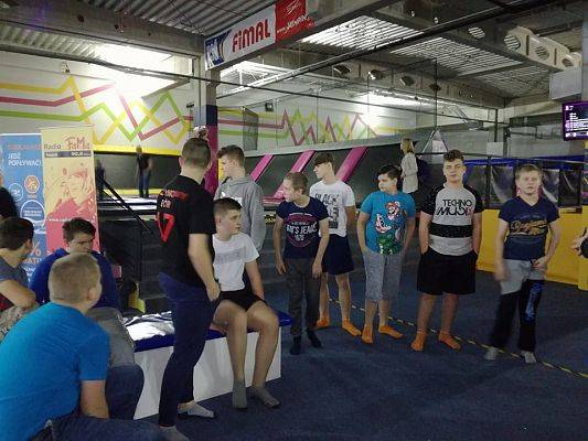 Grafika #5: Przedświąteczny wyjazd klas drugich gimnazjum do kina oraz Parku Trampolin