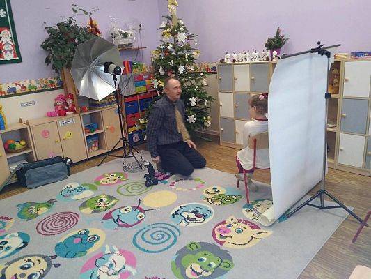 Grafika #0: Fotograf w przedszkolu