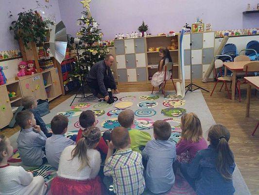 Grafika #1: Fotograf w przedszkolu