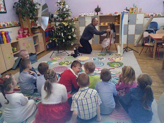 Grafika #2: Fotograf w przedszkolu