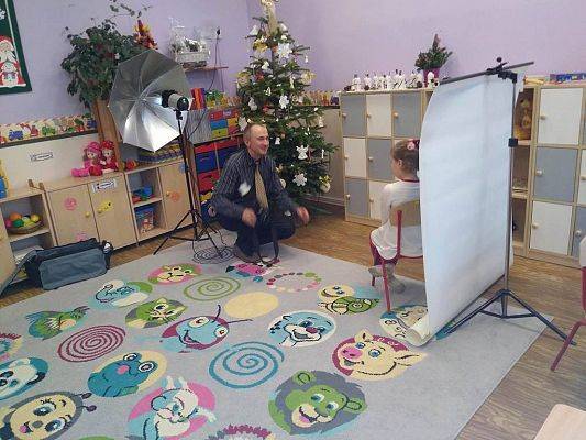 Grafika #3: Fotograf w przedszkolu