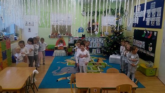 Grafika #2: Dzień biały u "Pszczółek"