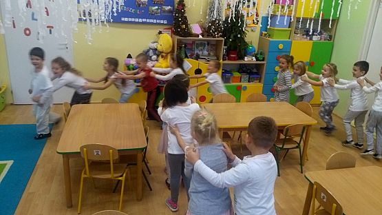 Grafika #3: Dzień biały u "Pszczółek"