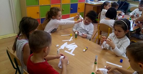 Grafika #7: Dzień biały u "Pszczółek"