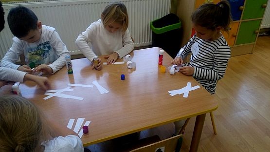 Grafika #8: Dzień biały u "Pszczółek"