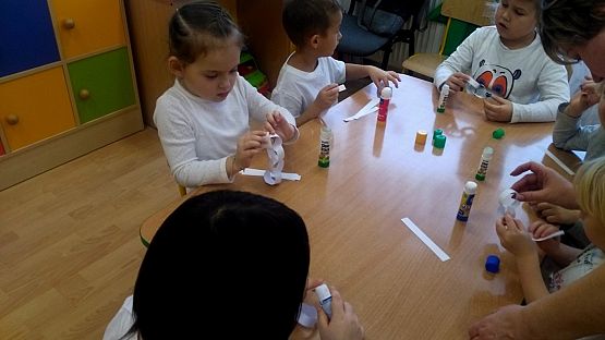 Grafika #9: Dzień biały u "Pszczółek"