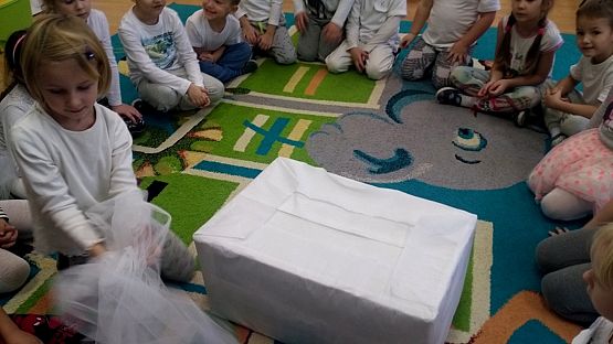 Grafika #13: Dzień biały u "Pszczółek"