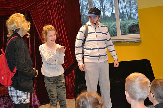 Grafika #17: Spektakl profilaktyczny – Kto, jak nie ja