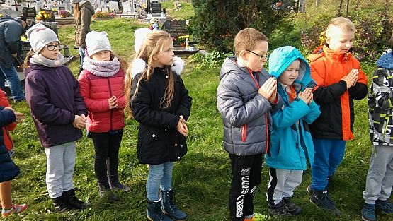 Grafika #5: III a z wizytą na cmentarzu