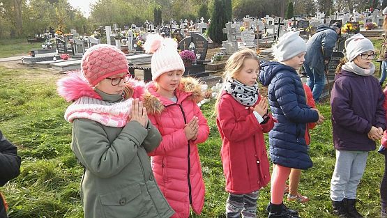 Grafika #0: III a z wizytą na cmentarzu