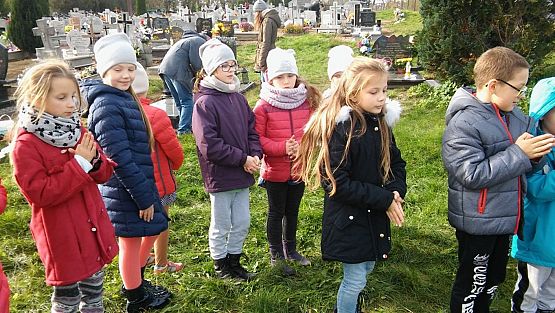 Grafika #1: III a z wizytą na cmentarzu