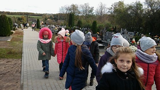 Grafika #3: III a z wizytą na cmentarzu