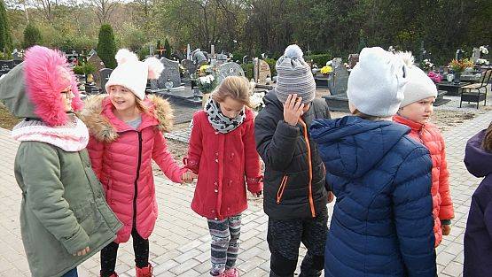 Grafika #4: III a z wizytą na cmentarzu