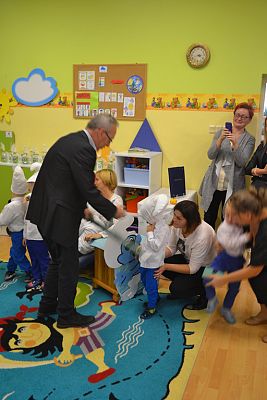 Grafika #15: Pasowanie na przedszkolaka.