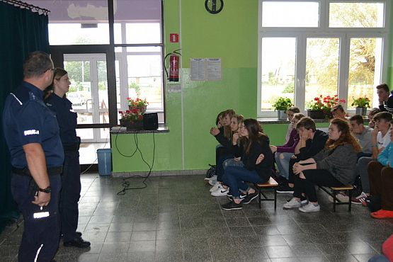 Grafika #3: SPOTKANIE Z POLICJANTAMI Z KOMENDY POWIATOWEJ POLICJI W LĘBORKU