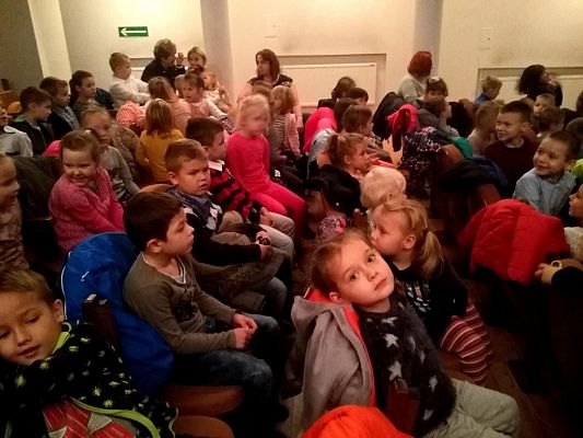 Grafika #2: Przedszkolaki na spektaklu teatralnym