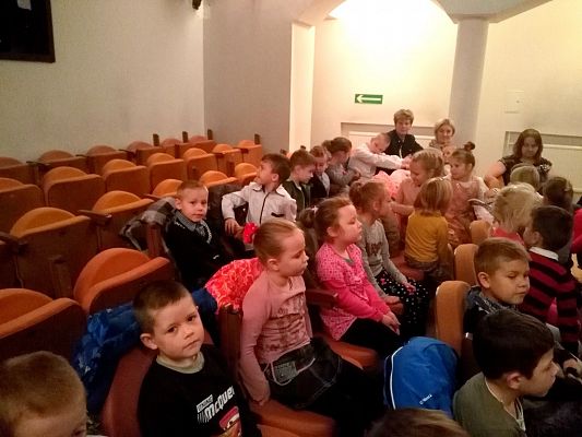 Grafika #3: Przedszkolaki na spektaklu teatralnym
