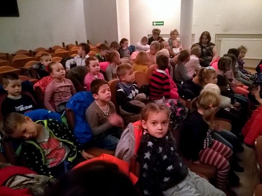 Grafika #4: Przedszkolaki na spektaklu teatralnym