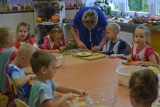 Grafika #1: Jesienna sałatka w zerówce