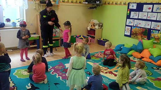 Grafika #1: Mali strażacy.