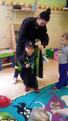 Grafika #2: Mali strażacy.