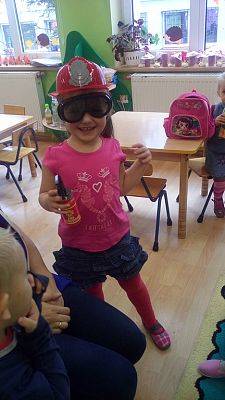 Grafika #4: Mali strażacy.