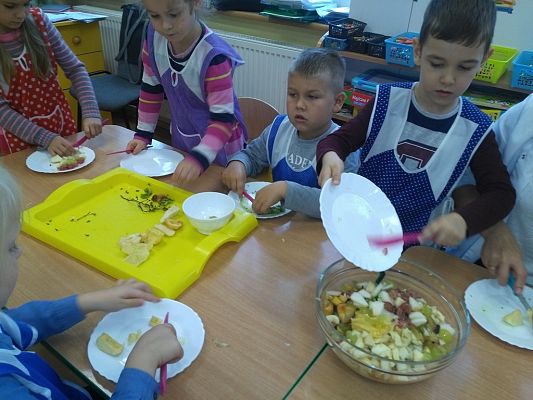 Grafika #1: Pyszne witaminki - robimy sałatkę owocową