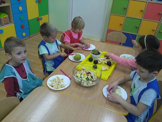 Grafika #2: Pyszne witaminki - robimy sałatkę owocową