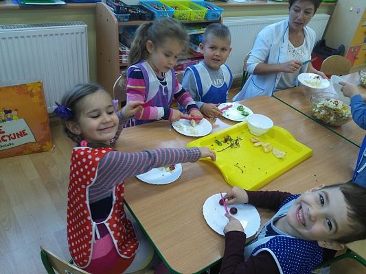 Grafika #5: Pyszne witaminki - robimy sałatkę owocową