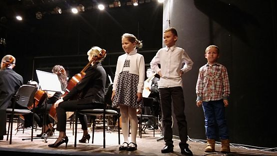 Grafika #1: W Filharmonii.