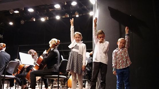 Grafika #4: W Filharmonii.