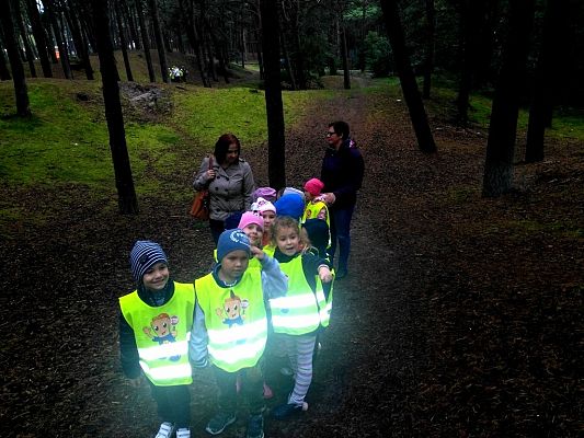 Grafika #0: Przedszkolaki żegnają lato.