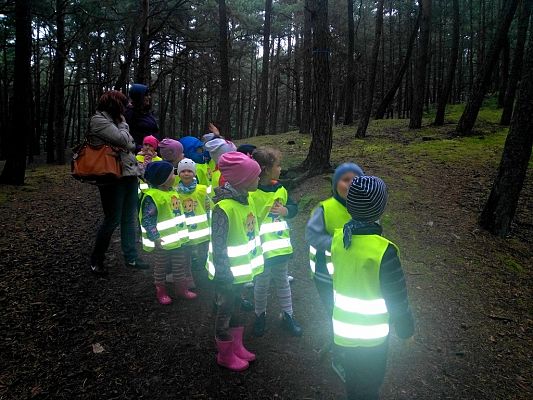 Grafika #2: Przedszkolaki żegnają lato.