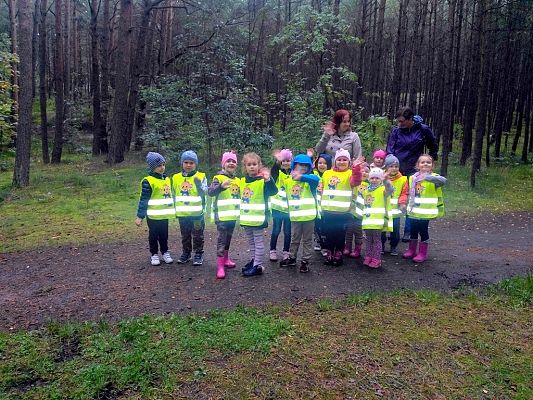 Grafika #3: Przedszkolaki żegnają lato.