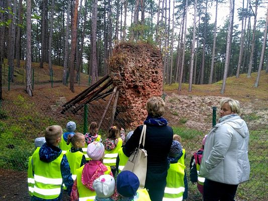 Grafika #4: Przedszkolaki żegnają lato.