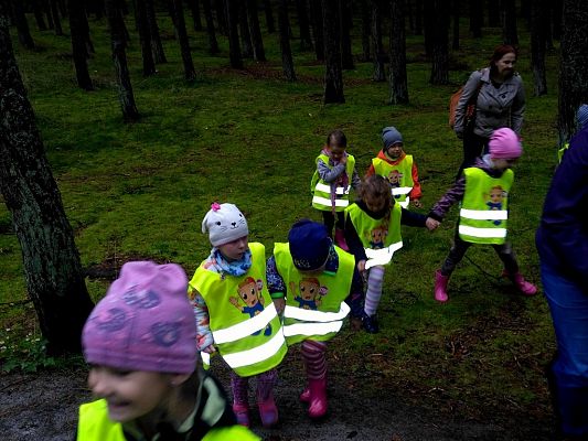 Grafika #8: Przedszkolaki żegnają lato.