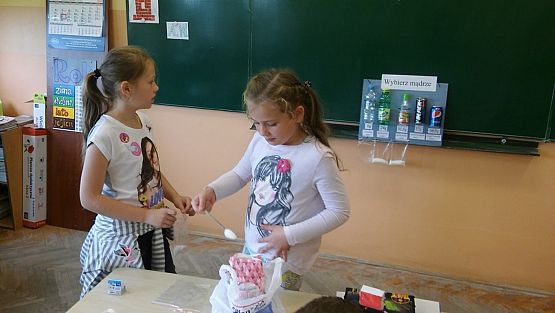 Grafika #3: Ile cukru "ukrywa" się w napojach? - sprawdzała kl. IIIa na lekcji przyrody